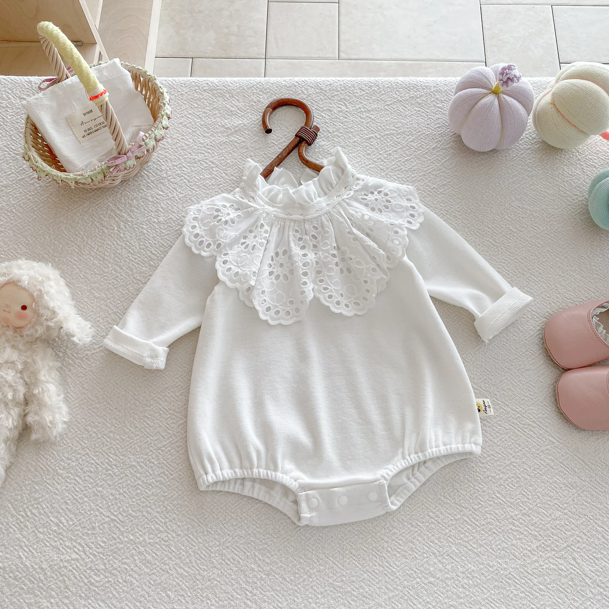 

Autumn baby girl's large lapel triangular one-piece dress with lace collar, sweet long-sleeved crawling suit