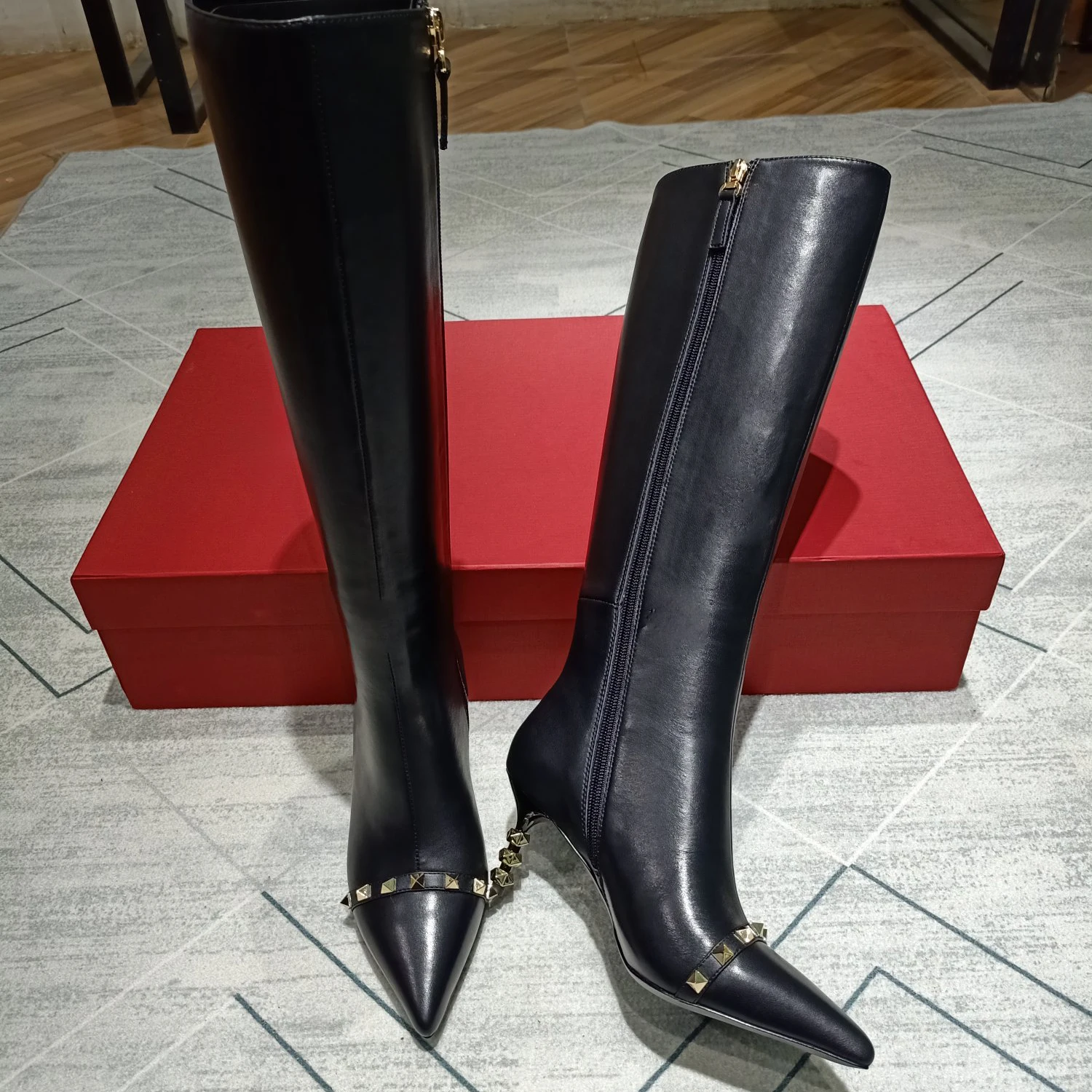 رائجة البيع المرأة حذاء برقبة للركبة جديد وصول موضة رصع أشار تو رقيقة عالية الكعب جلد أسود الجانب البريدي أنيقة