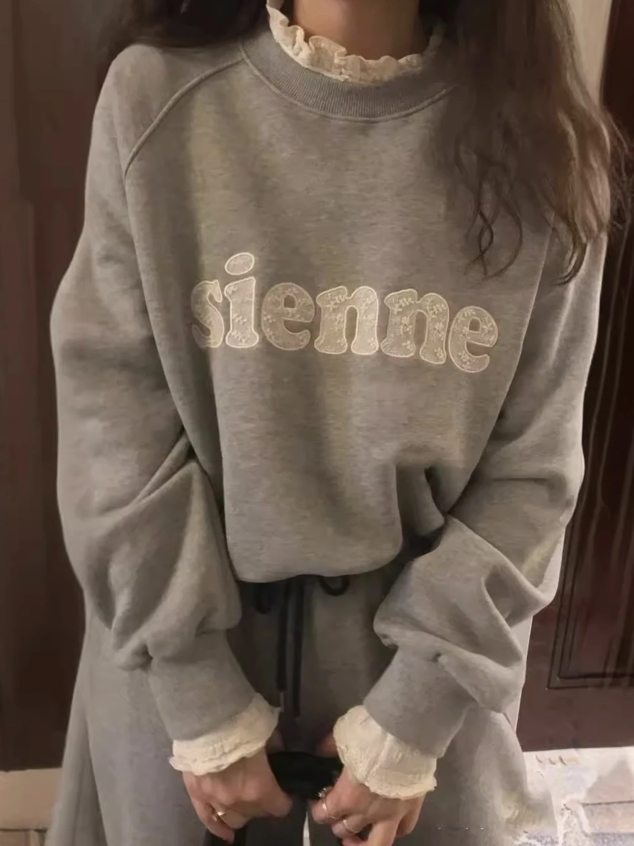 

Женский модный универсальный свитшот Candy Miss Sienne с вышитыми буквами, кружевной отделкой, завязками и воротником-стойкой, с длинными рукавами и круглым вырезом