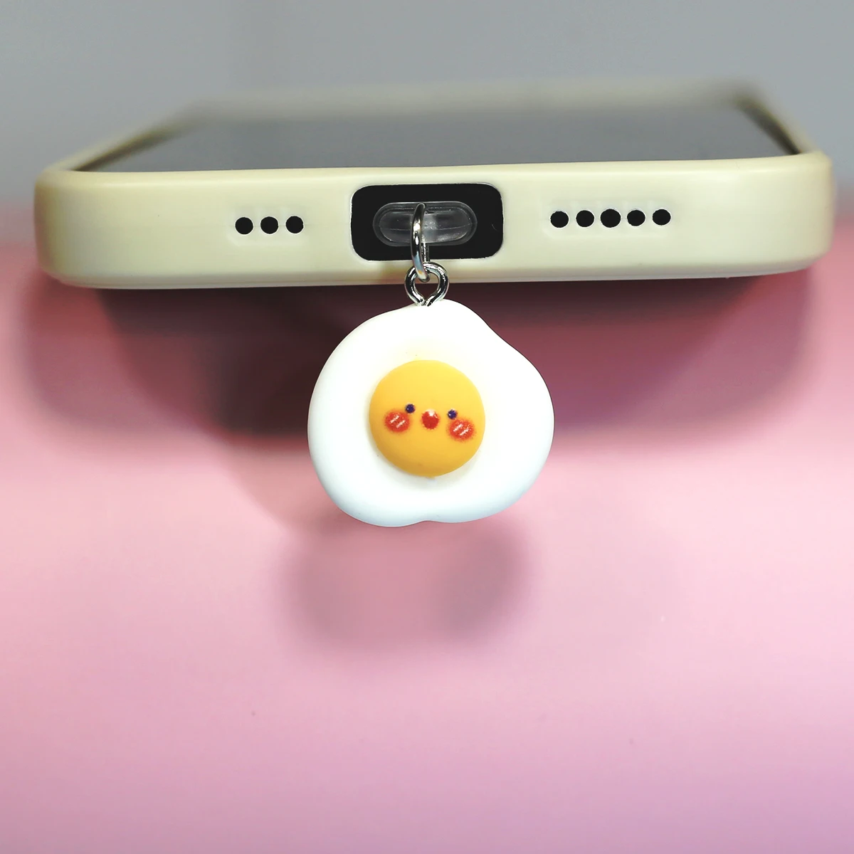 

Phone dustproof plug, happy fried egg pendant, fun design for phone accessories, easy to use to protect the phone from dust and