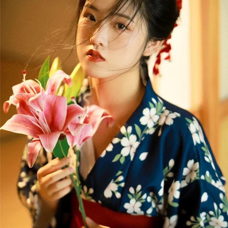 Mulher japonesa tradicional quimono com vermelho obi impressão floral asiático yukata haori roupão palco mostrar traje fotografia vestir