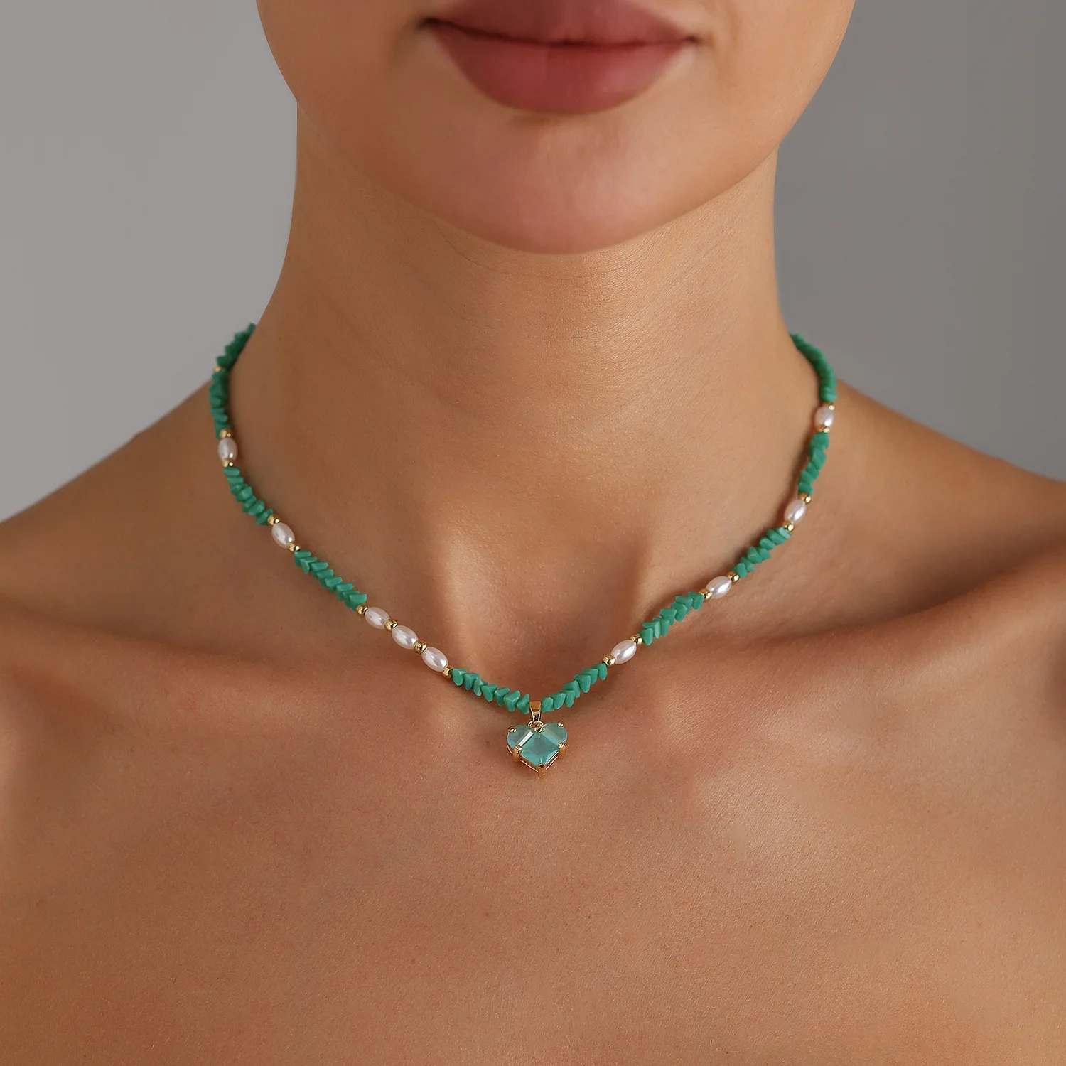 

Exquisite Crystal Heart Pendant Necklace for Women Fashion Irregular Glass Beaded Pearl Choker Necklace Aesthetic Jewelry Gifts