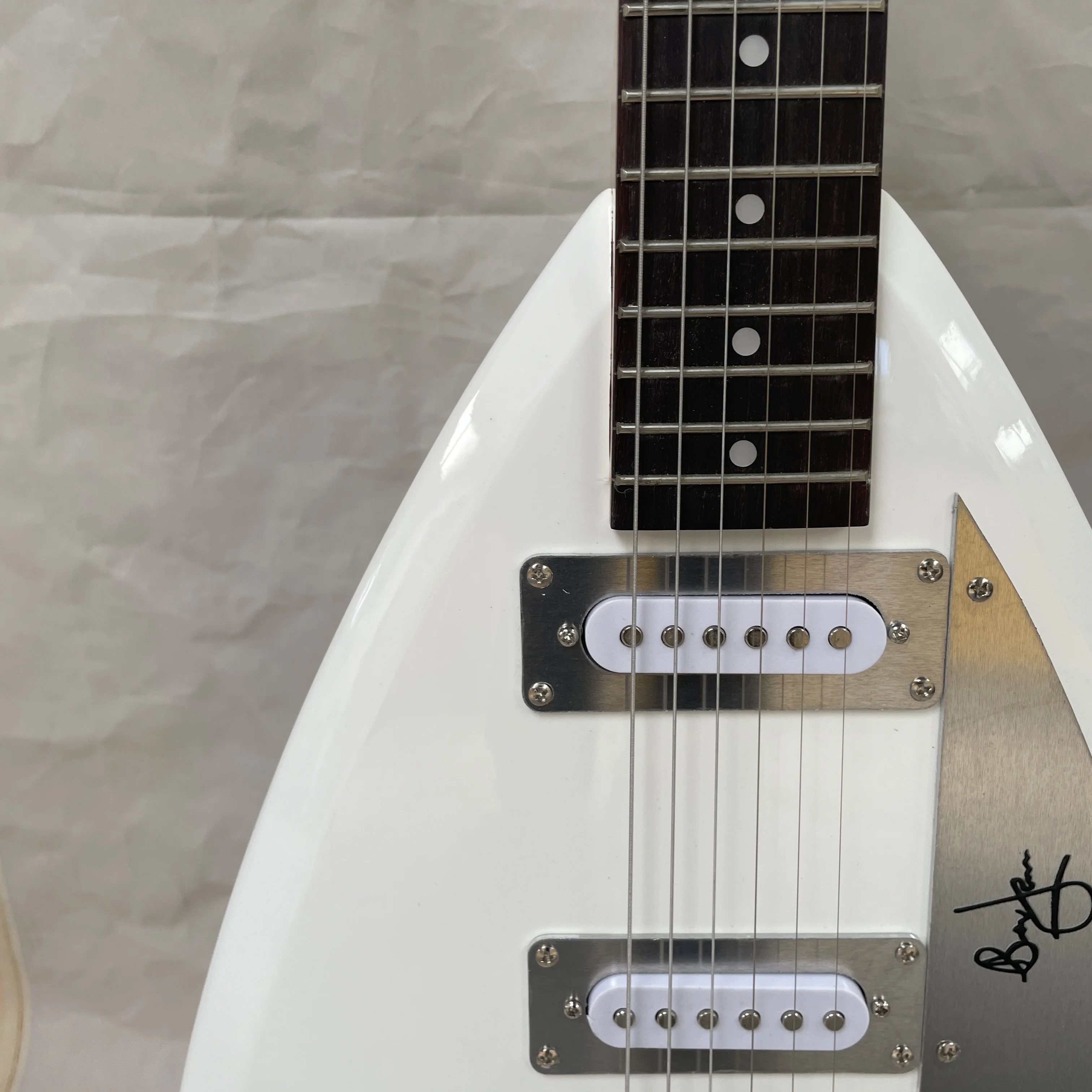 Minimalist white teardrop electric guitar with SS pickups and rosewood fingerboard guitars,a stylish and distinctive guitarra