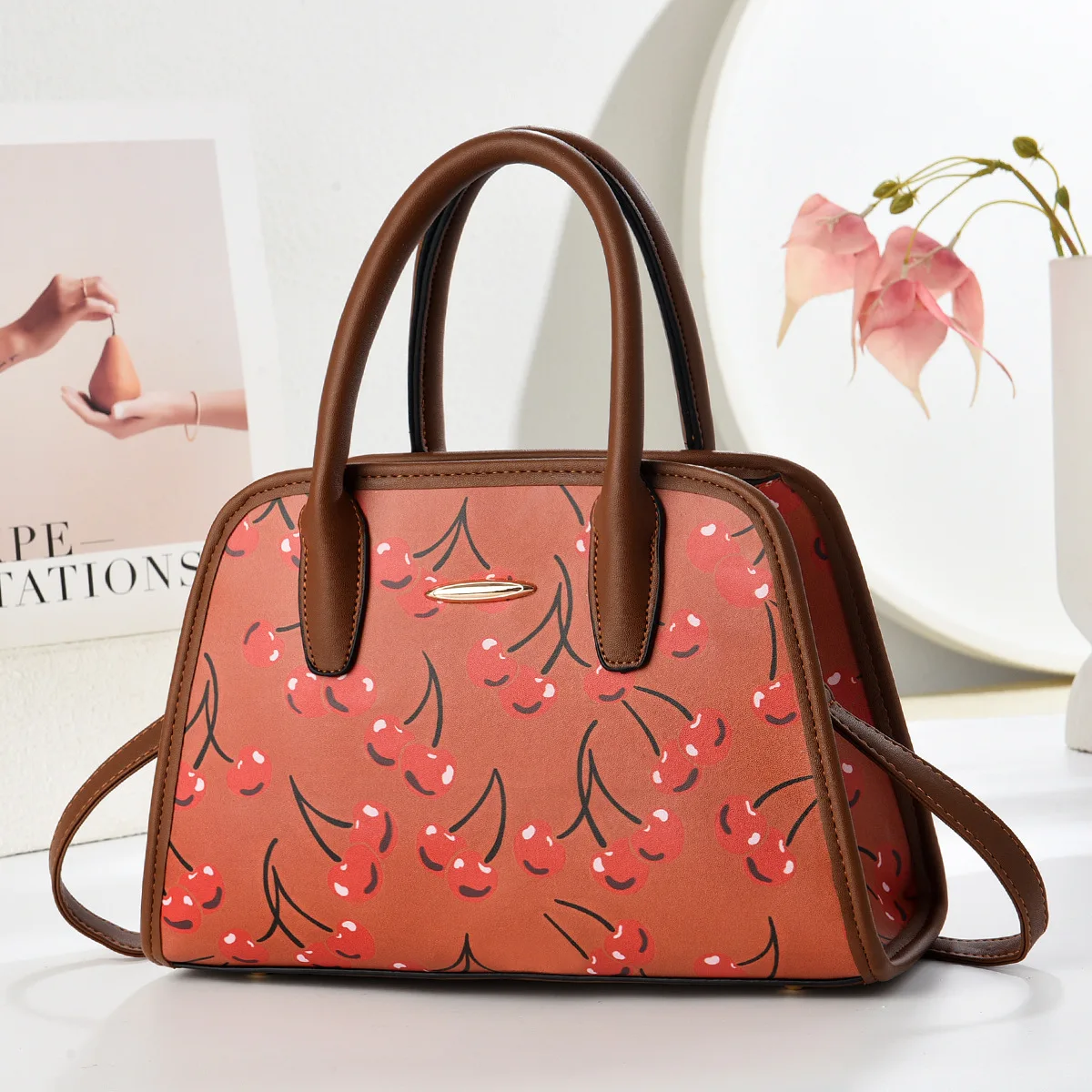 

Дизайнерская большая сумка 2025 года, новинка для нее, большая вместительная сумка через плечо, модная повседневная сумка на плечо, шикарная универсальная пригородная сумка ​