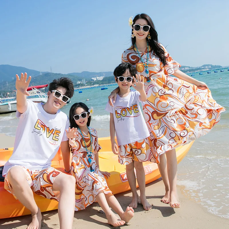 

Family Matching Outfits Summer Mother Daughter Dresses Summer Beach Holiday Family Clothing Father Son T-Shirt Short