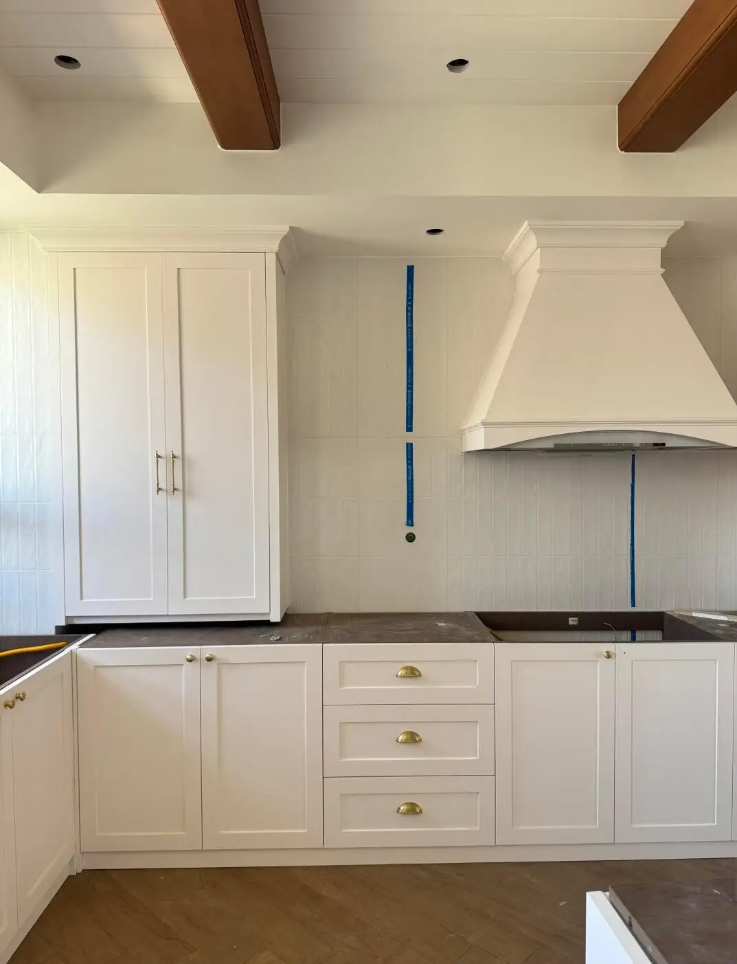 White Country-Style Solid Wood Kitchen Cabinets for Home Use with Simple Style Wardrobe Storage Furniture