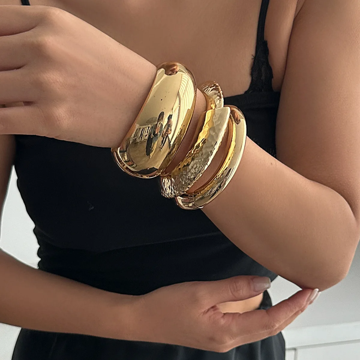 

Women's French Retro Wide Face Design Large Spring Bracelet Asymmetric Metal Texture Temperament Bracelet Jewelry Set