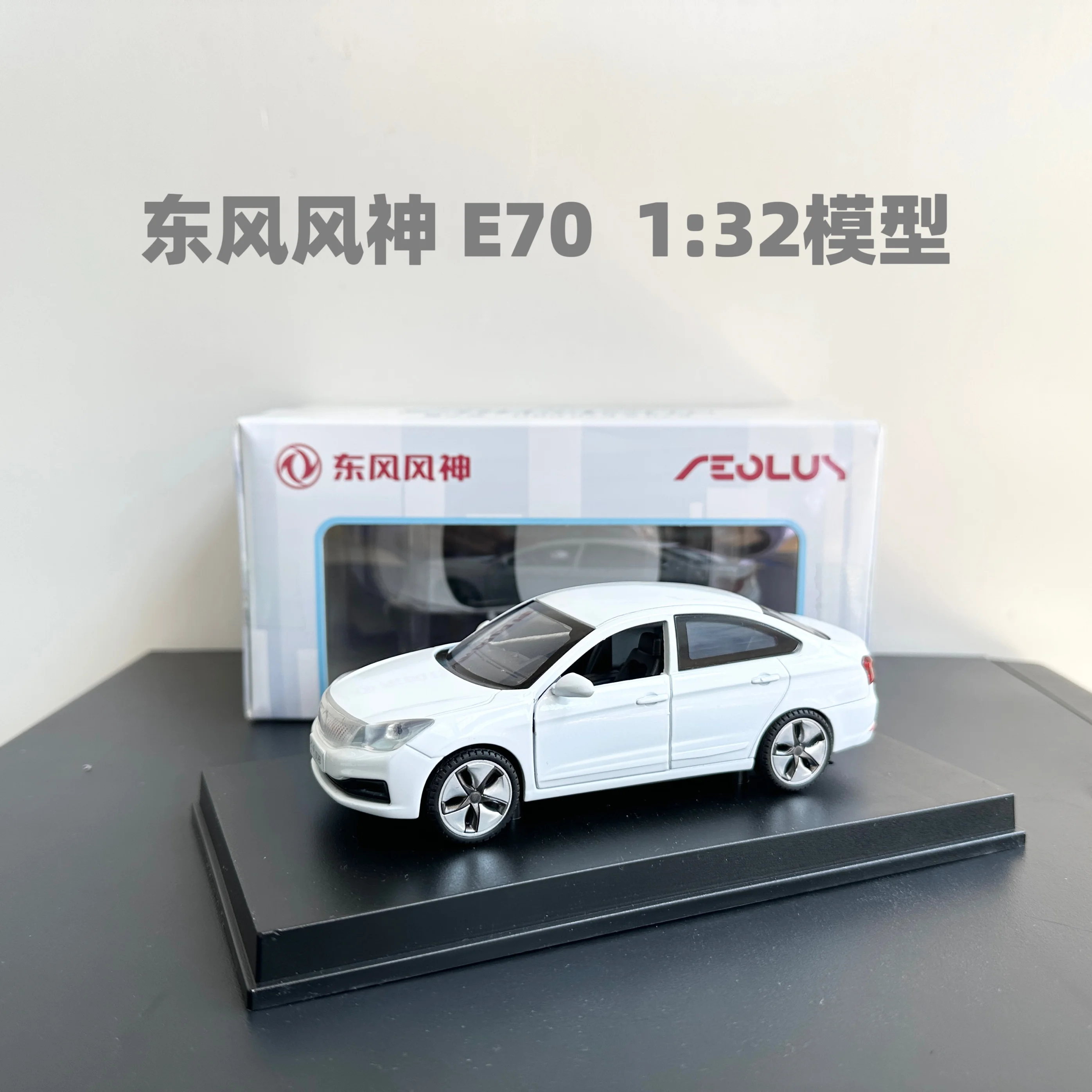 Dongfeng Fengshen E70 1:32 legering simulatiemodel automodel, terugtrekbare 2-deurs, collectie ornament