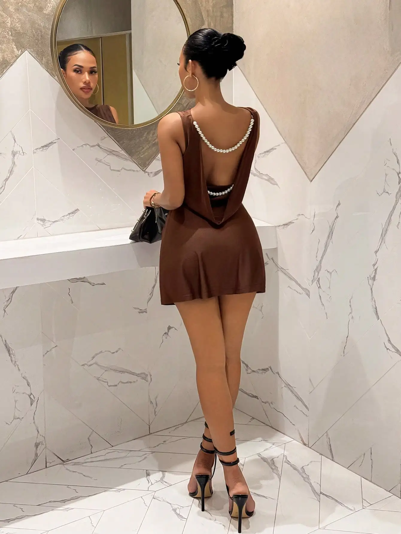 

Коричневое мини-платье А-силуэта без спинки с жемчужной цепочкой для вечеринок, коктейлей, Дня святого Валентина, Хэллоуина, Рождества