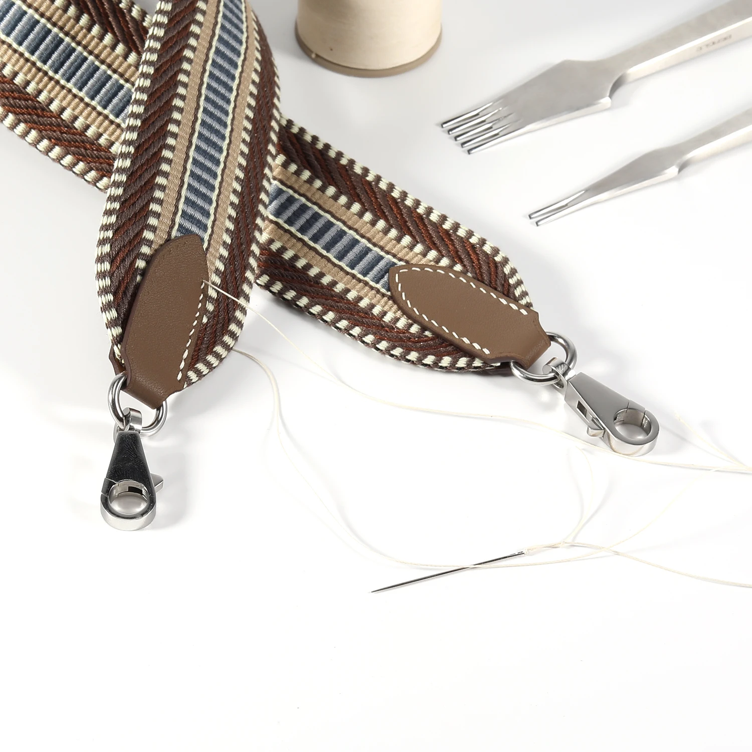 牛革素材、オールスチール製の金具、ケリーバッグのショルダーストラップに適しています。バッグストラップはすべてワックス糸で手縫いされています。