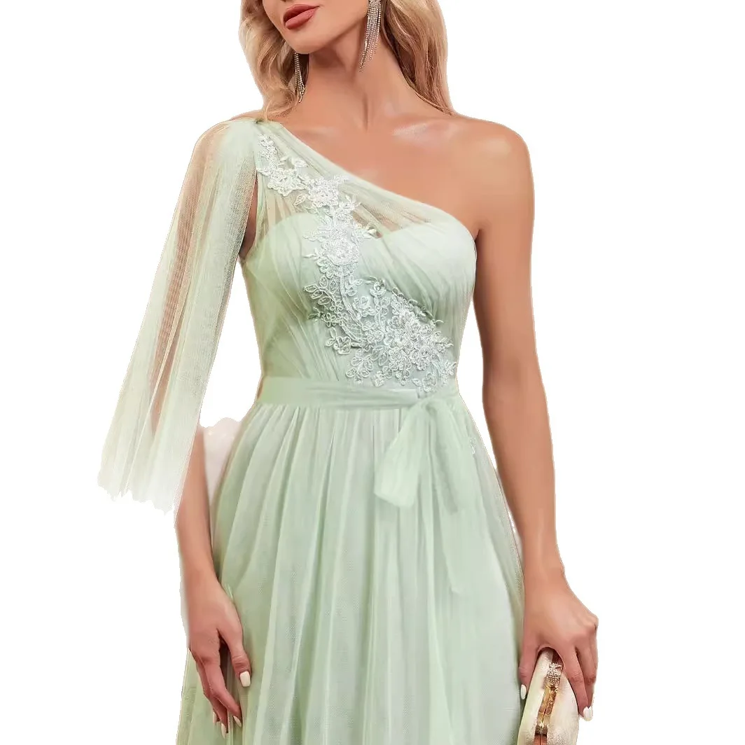 Abito da sera morbido e fluido in tulle per damigella d'onore, da donna, verde salvia, con spalla singola asimmetrica, manica lunga a mantella e corpetto in pizzo floreale