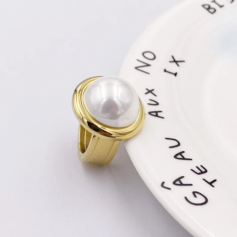 2024 New Fashion Design Round White Shell Big Size Pearl Rings for Women Girls Party Dinner Luxury Birthday Gift Vintage Jewelry