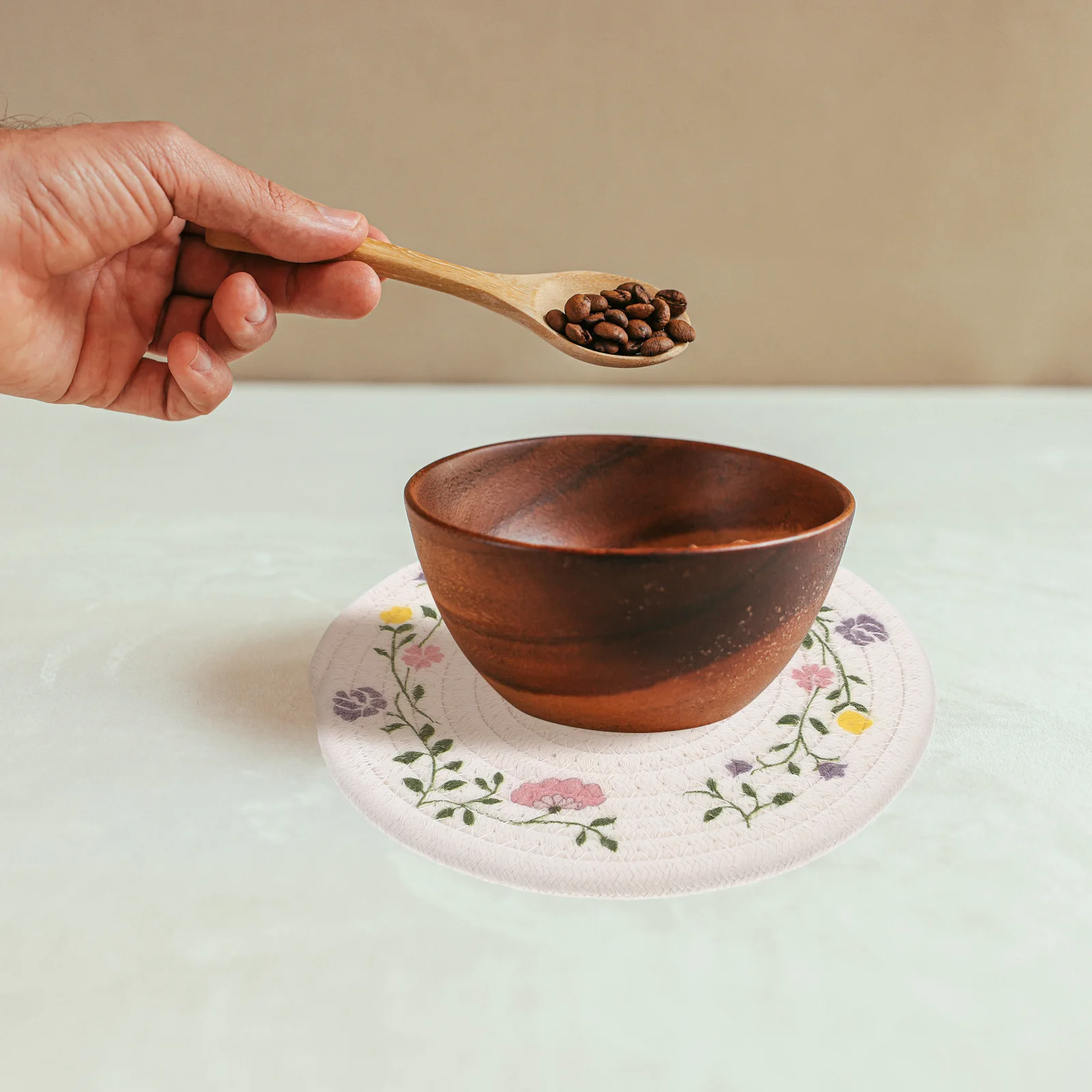 

2Pcs Round Heat-Resistant Place Mats Floral Design Decorative Pot Pads Insulation Cushions Placemats for Kitchen Dining Table