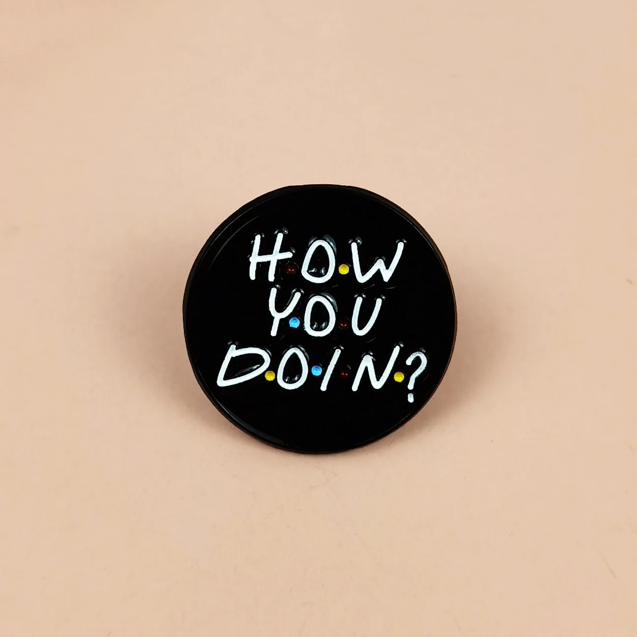 Круглая брошь с английской буквой, персонализированная капля масла, сплав, новый креативный многофункциональный рюкзак, значок, аксессуары для одежды, подарок