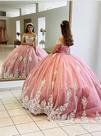 Розовые пышные платья Quinceanera с открытыми плечами и накидкой Бальное платье Тюлевые кружевные платья для выпускного вечера с белыми аппликациями Индивидуальная вечеринка