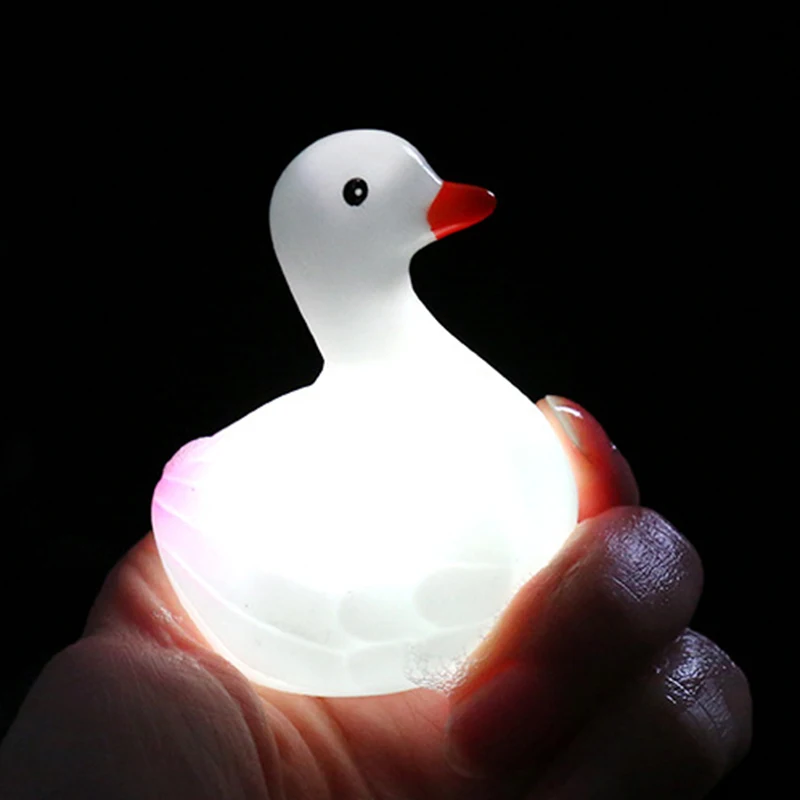 Divertidos y creativos juguetes flotantes de agua de cisne blanco, juguetes de animales brillantes de inducción bonitos de dibujos animados, juguetes de baño para bebés, regalos de cumpleaños