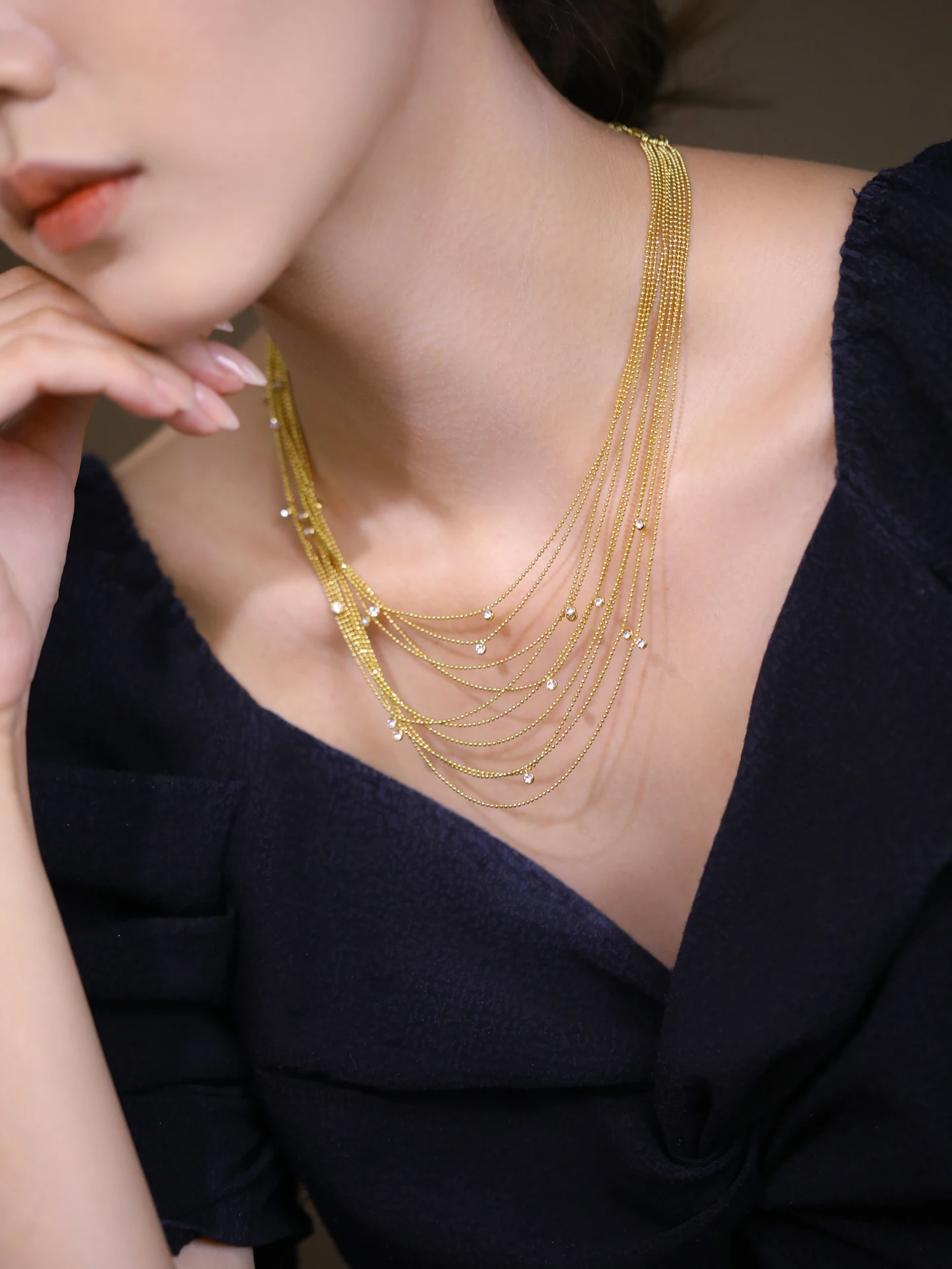 collana-multistrato-in-oro-con-diamanti-scintillanti-di-jojo-studio-per-feste-eleganti-gioielli-di-lusso-alla-moda-per-amiche-e-adulti