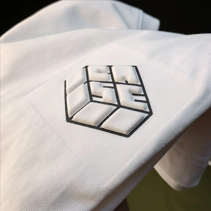 تي شيرت رجالي بأكمام قصيرة 2025 صيفي جديد فضفاض وعصري على طراز الشارع تصميم بسيط وعصري مطبوع