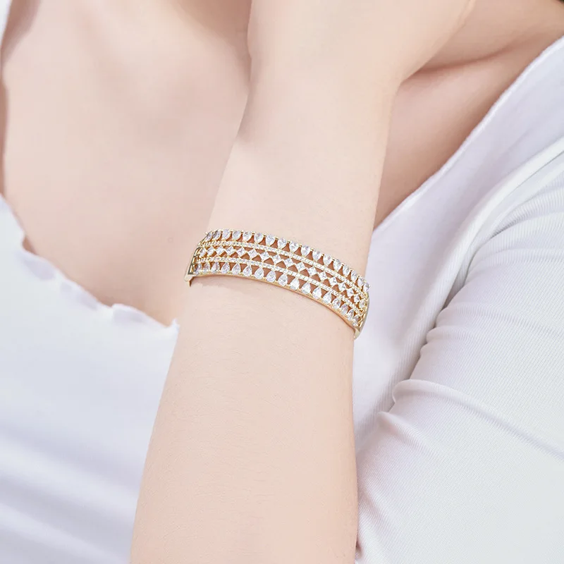 سوار من سبائك النحاس على الطراز الأوروبي والأمريكي مطلي بالذهب عيار 14 قيراط، مرصع بالزركون - بسيط وعصري وجريء وفريد من نوعه