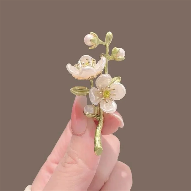 Green Jasmine Flower Brooches For Women Sweater Coat Dress Accessories Clip Pin Buckle Shining Gold Color Fine Jewelry