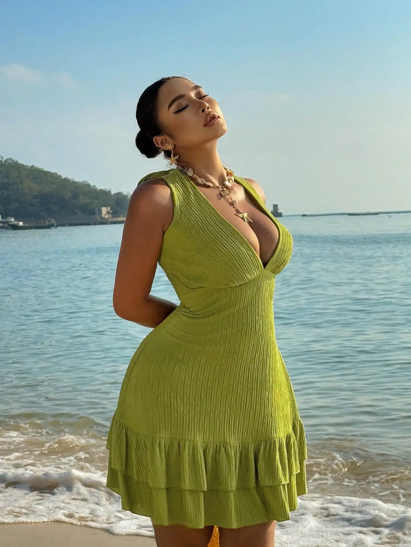 

Оливково-зеленое мини-платье с глубоким V-образным вырезом, открытой спиной, драпировкой и многоярусным подолом