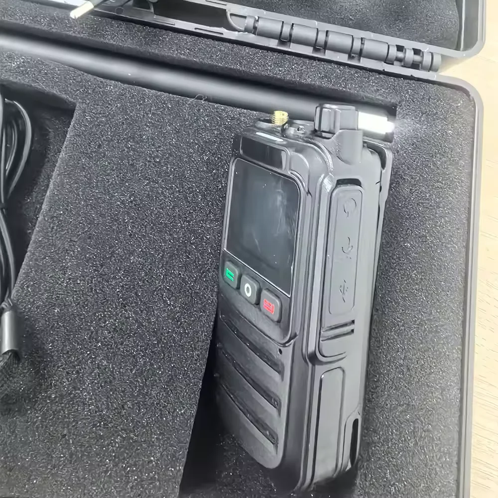 

Drone Detector 2KM Long Distance UAV Detection Device Handheld 30-6400MHz Detection Drone Alarm Drone Video Transmission Signals