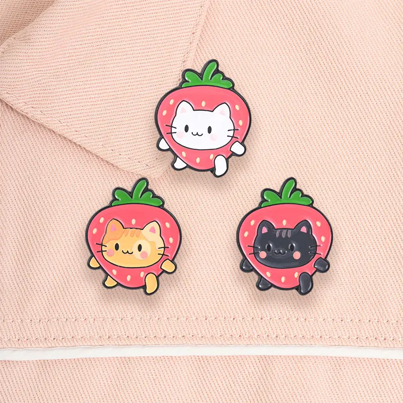 Cartoon-Erdbeer-Katzen-Emaille-Pin: Niedliche Frucht-Tier-Brosche mit Katzenköpfen, die aus roten Erdbeeren spucken – Dekoration für Rucksack und Jacke, Geschenk – Detail 12