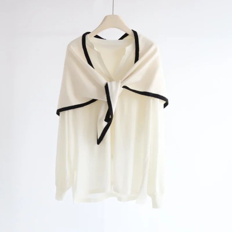 Un scialle triangolare color block per l'autunno e l'inverno da donna, abbinato a una sciarpa e un gilet da donna