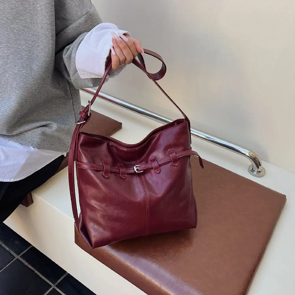 

Retro Oil Wax Leather Tote Bag Women European Fashion Large Capacity Commuting Versatile Shoulder Bag Chic Belt Design Handbag
