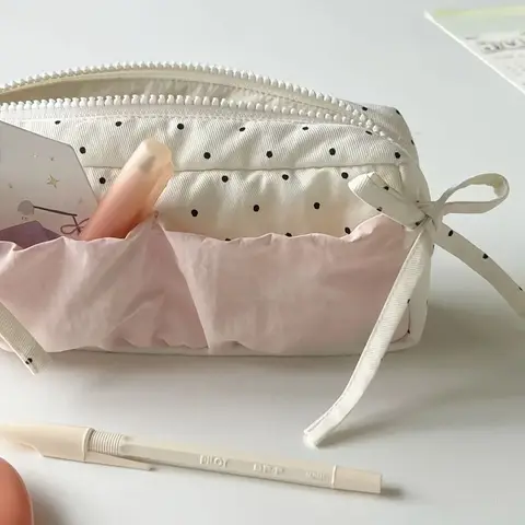 Sött pennfodral med prickar och jordgubbsmjölk - Vitt med rosa accessoarer, hjärtformad rosettdesign, dragkedjeförsedd fack 10 best sales jordgubbspenna - №6