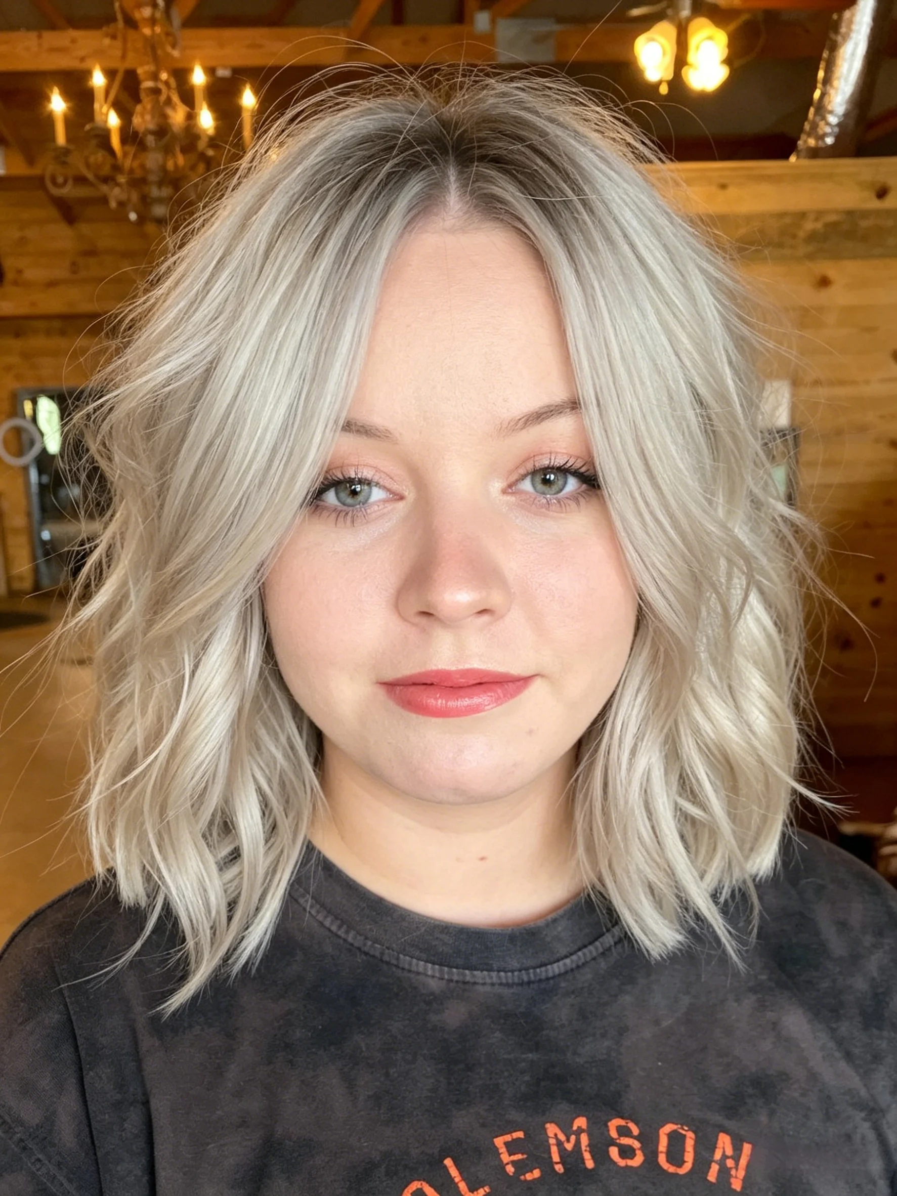 Platinblonde, kurze, gewellte Bob-Perücke mit HD-Lace-Front, natürliches Kunsthaar, vorgezupfte Haarlinie, hitzebeständig, kleberlose Perücken für Damen
