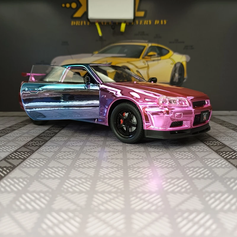 

Модель автомобиля Nissan GT-R34 из сплава металла в масштабе 1:24, двери и капот открываются, богатая детализация, тонкая работа, хорошее качество.