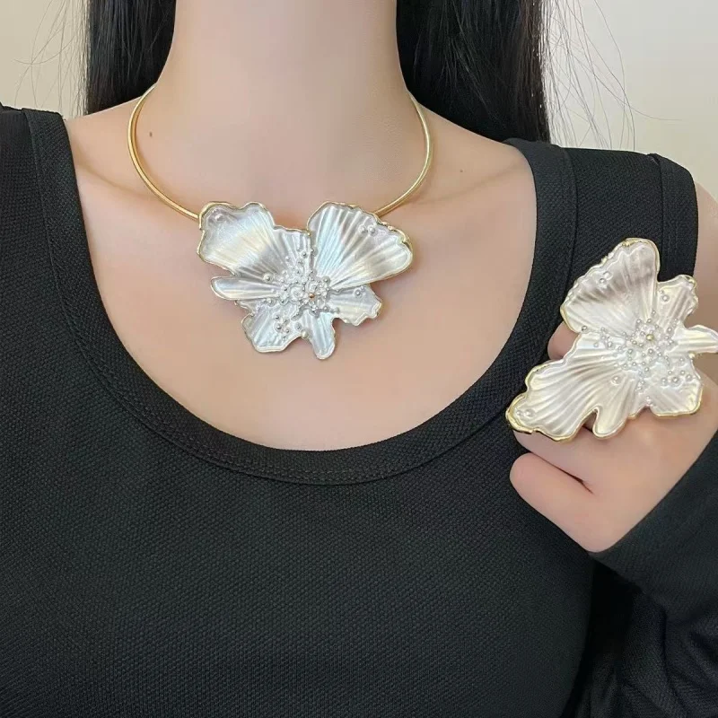 

Retro European And American Wide Version Metal Necklace Bracelet Ring for Women Pin Suitable Elegant Daily Accessories