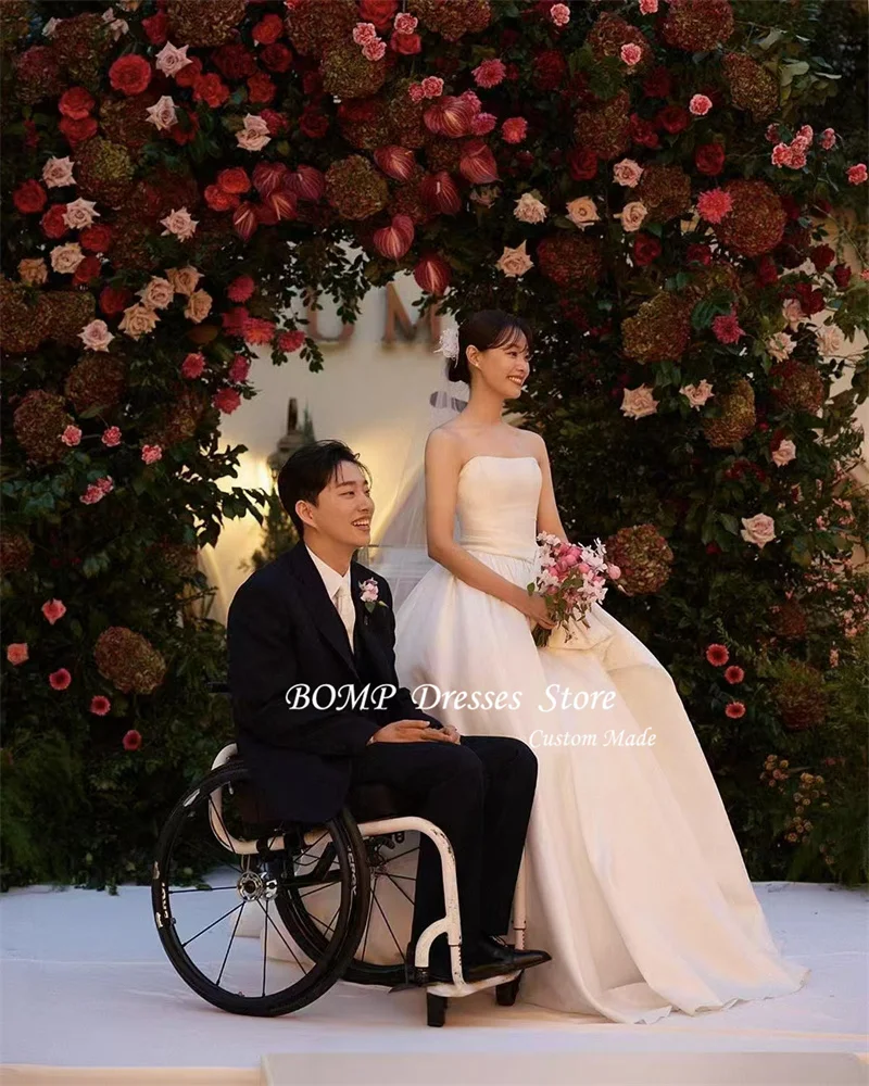 ストラップレスのサテンのウェディングドレス,地面の長さ,花嫁のドレス,コルセット,バックベール,カスタム,韓国の写真,BOMP-Aコレクション