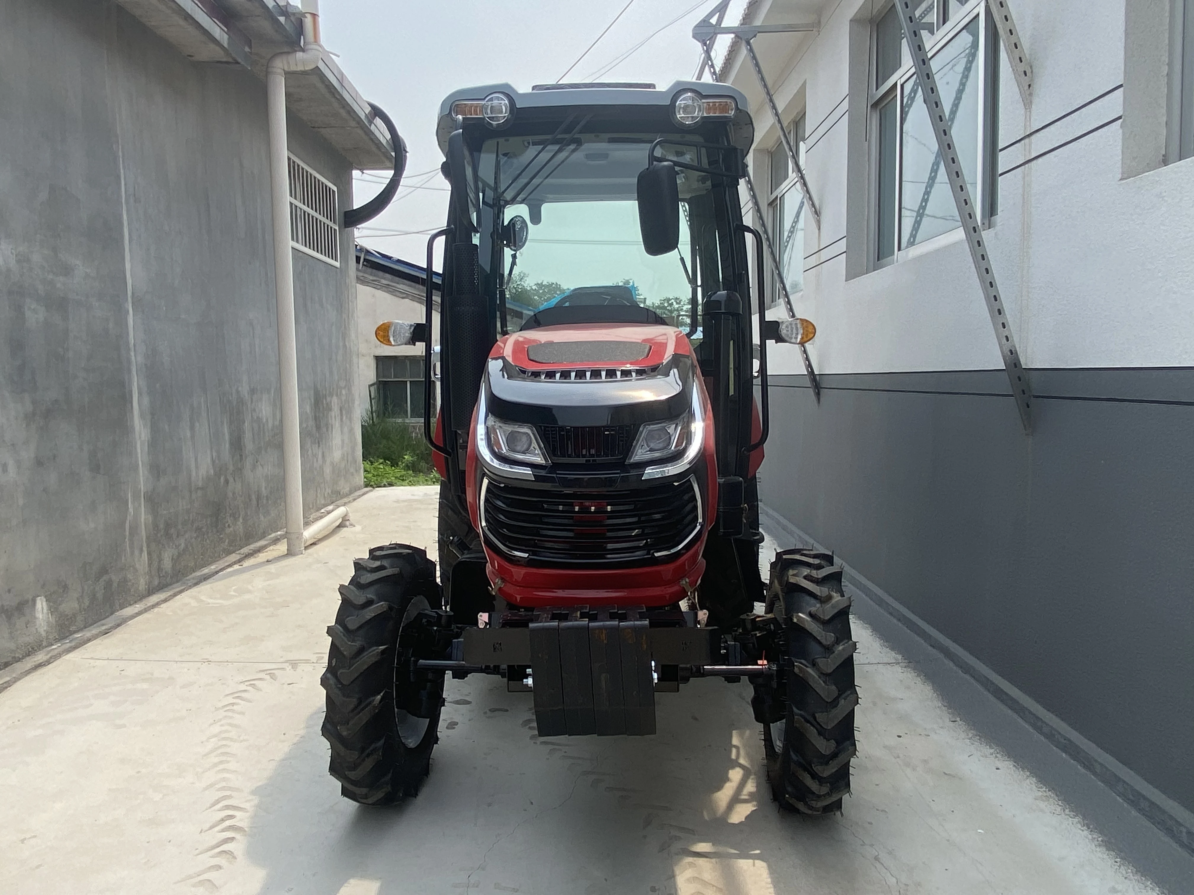 704 معدات زراعية جديدة بعجلات 50 حصان جرار زراعي صغير