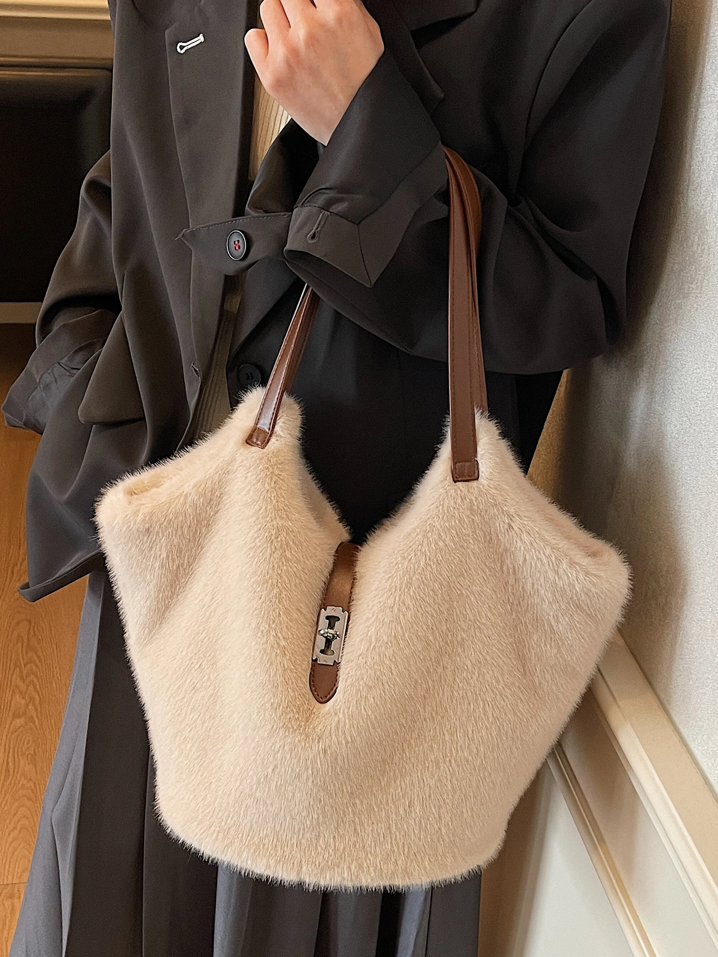 Plush Large Capacity Tote Bag Women's Fashion Underarm Single Shoulder Commuter Fur Bag Soft Handbag Daily Use Zipper Closure