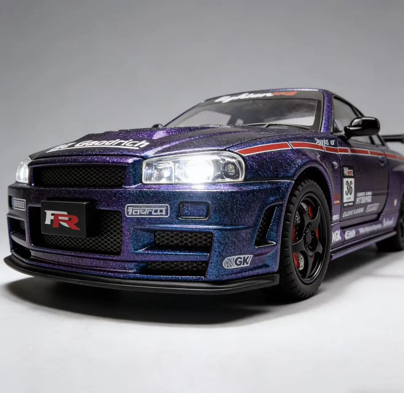 

1:24 GTR сплав отскоки звука и свет гоночная модель украшение для магазина чая с молоком Рождественский подарок элитная коллекция украшений