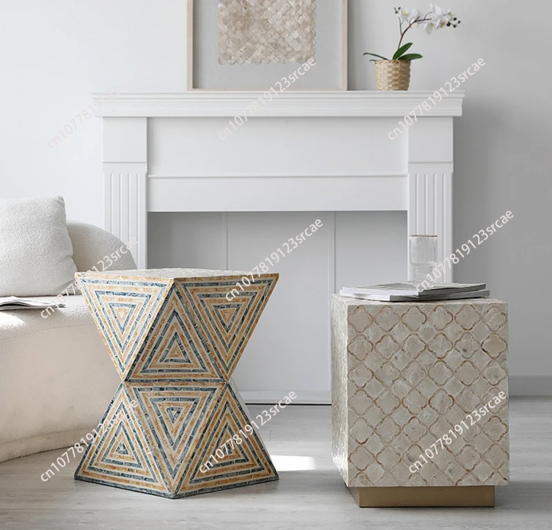 

Французский светлый роскошный край ракушки, несколько креативных маленьких журнальных столиков, элитный угловой диван, несколько журнальных столиков на балконе, прикроватные ваби-саби