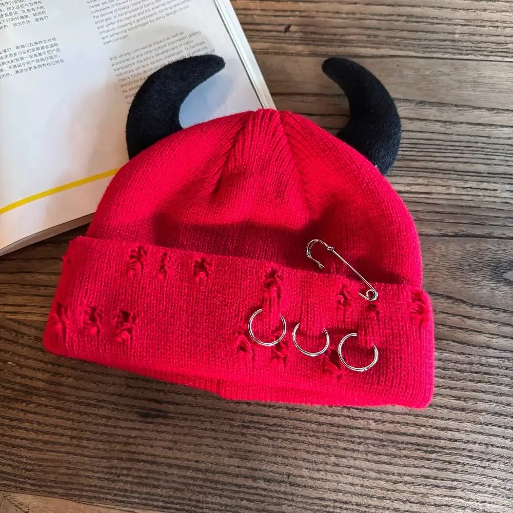 شخصية مع قرون الشيطان الشتاء قبعة صغيرة محبوكة دبوس الديكور مضحك قبعة الهيب هوب الدافئة بلون المتعثرة قبعة الجمجمة للجنسين #4