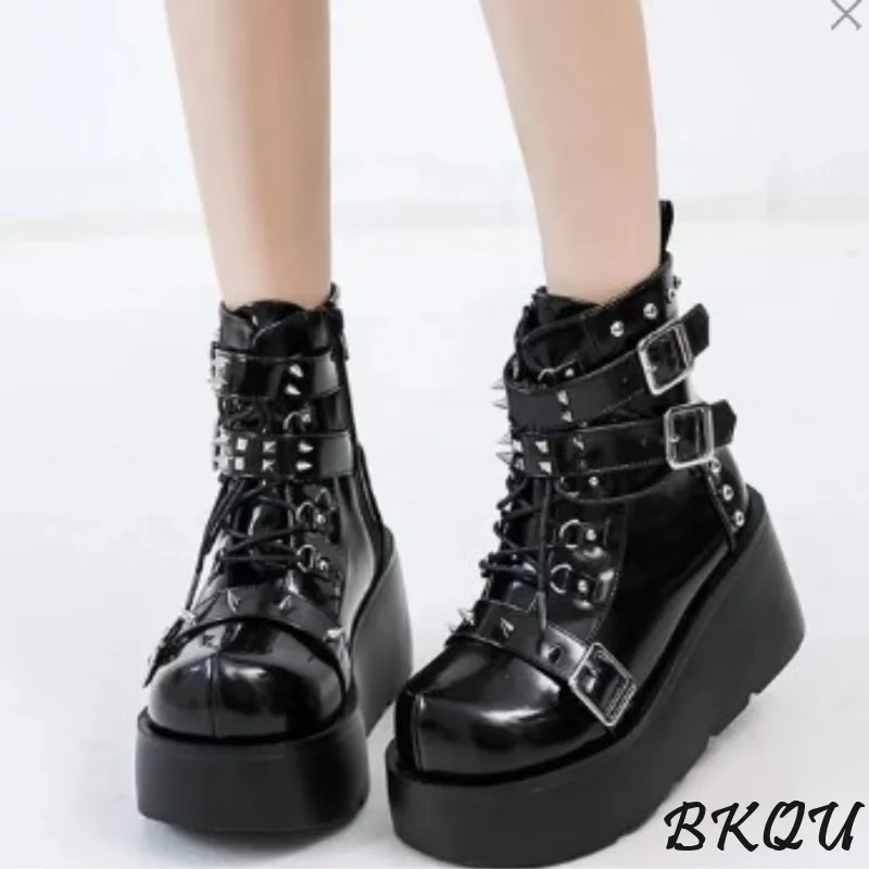 

BKQU Punk platform Night Rider Spice Girls round head Super cool ankle boots Women 2024 Fall buckle decorative lace-up metal