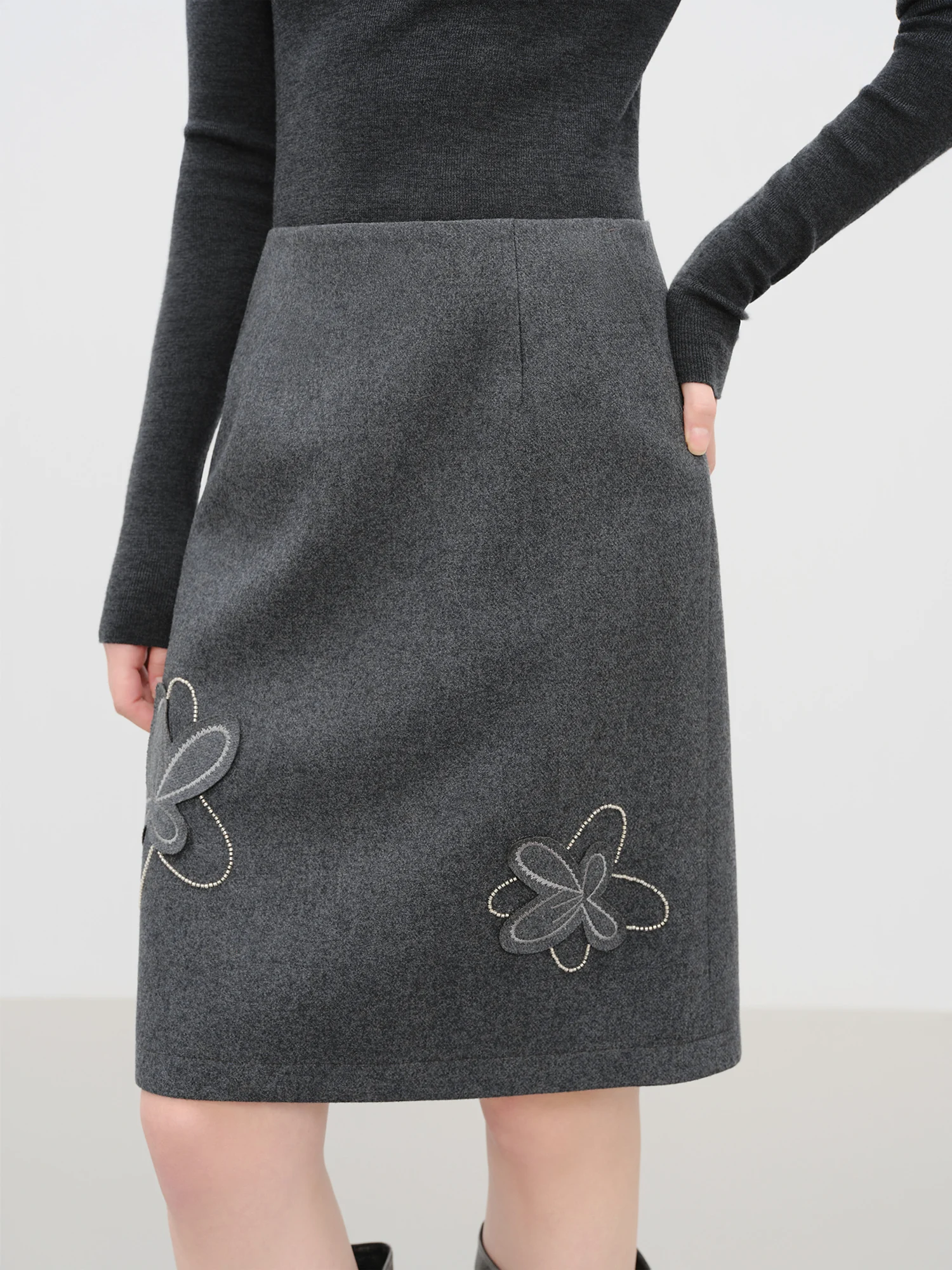 FSLE 【سلسلة ممتازة】سلسلة فاخرة غير رسمية ريترو ستايل زهرة اللؤلؤ حبة التطريز تنورة قصيرة المرأة شتاء 2025 وصول جديد