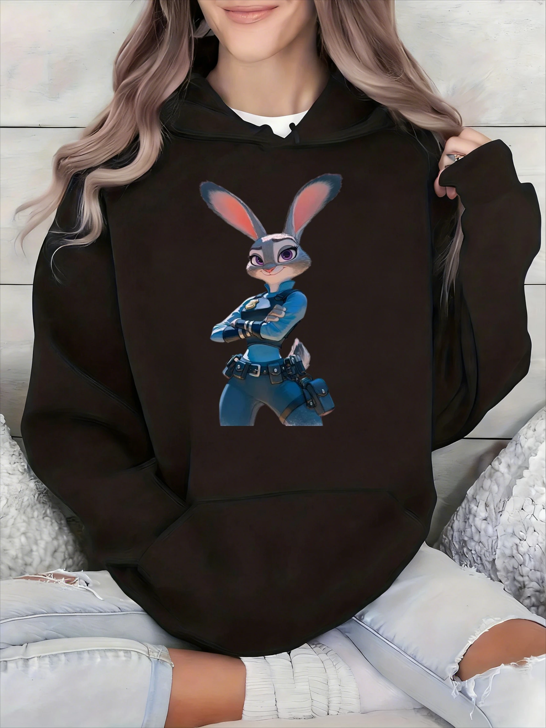 

Женская черная хлопковая толстовка с капюшоном Disney Zootopia Judy Hopps с мультяшным принтом в виде кролика-полицейского с перекрещенными руками, повседневная, с длинными рукавами