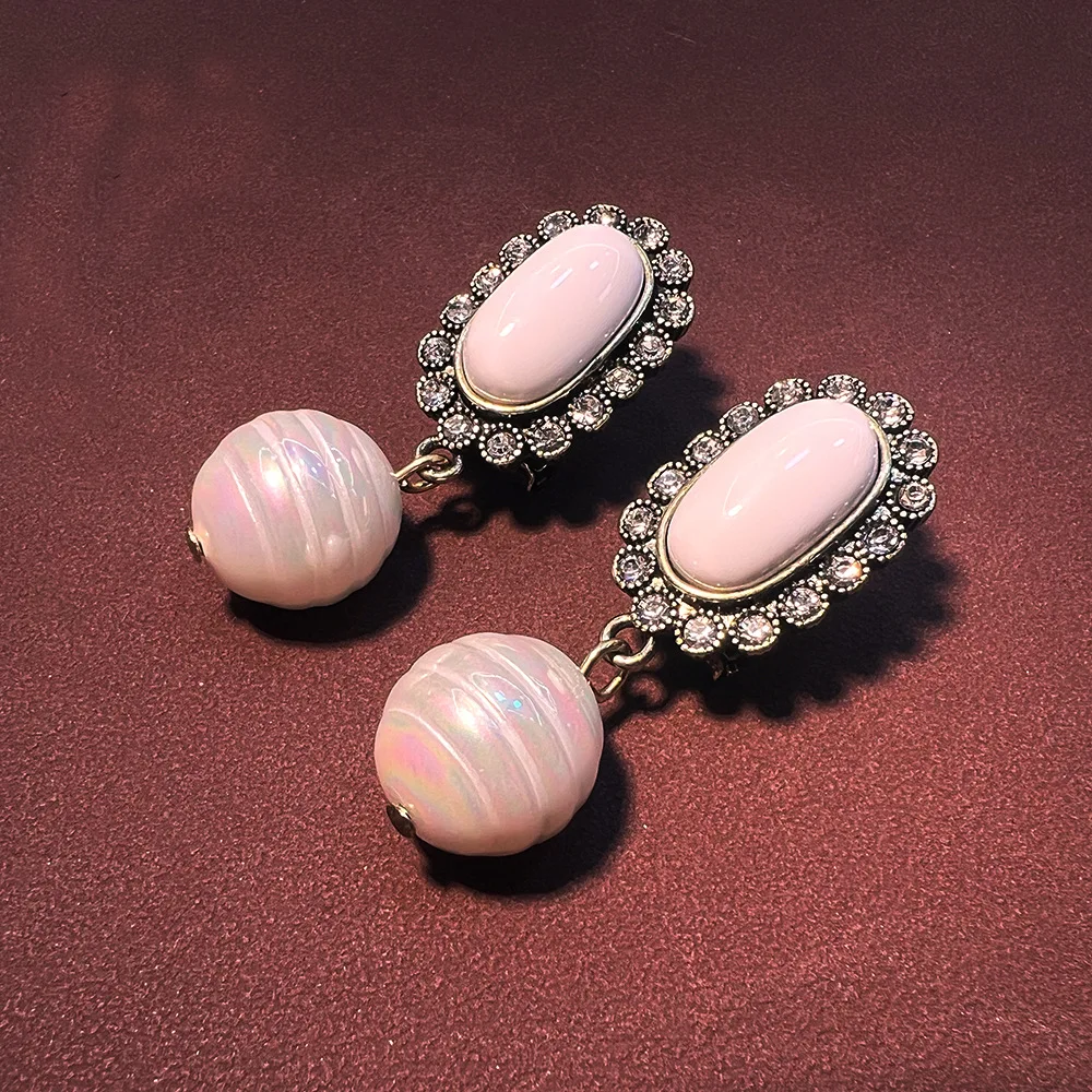 

Французские серьги в стиле Хепберн с яркими жемчужинами, винтажный дизайн, универсальный стиль, средневековые серьги с уникальным характером.