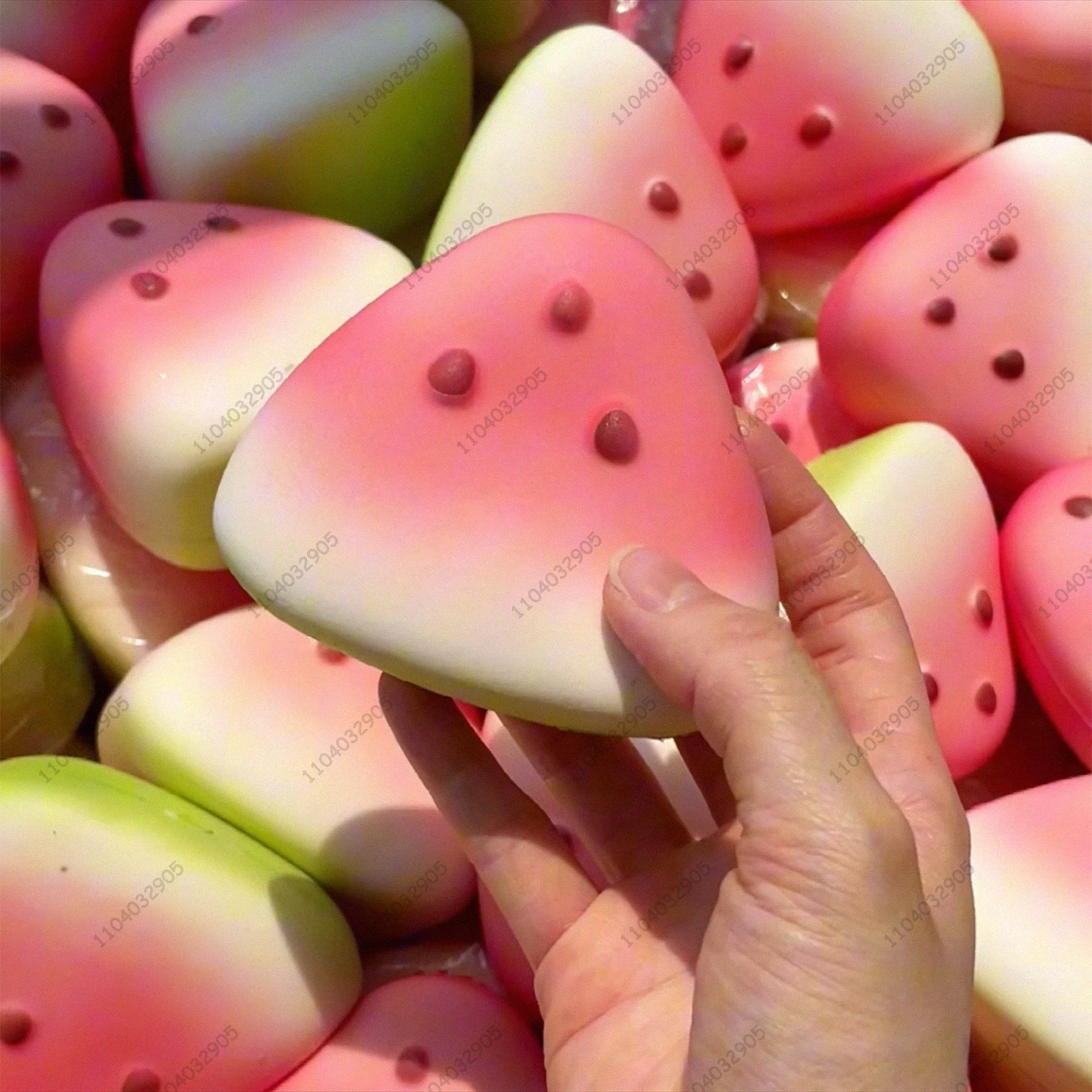 フルーツスクイーズトイ　スローライジング　スイカ　パイナップル　マンゴー　ゆっくり反発　柔らかい握り感　ストレス解消　ハンドリラックス　ギフトおもちゃ