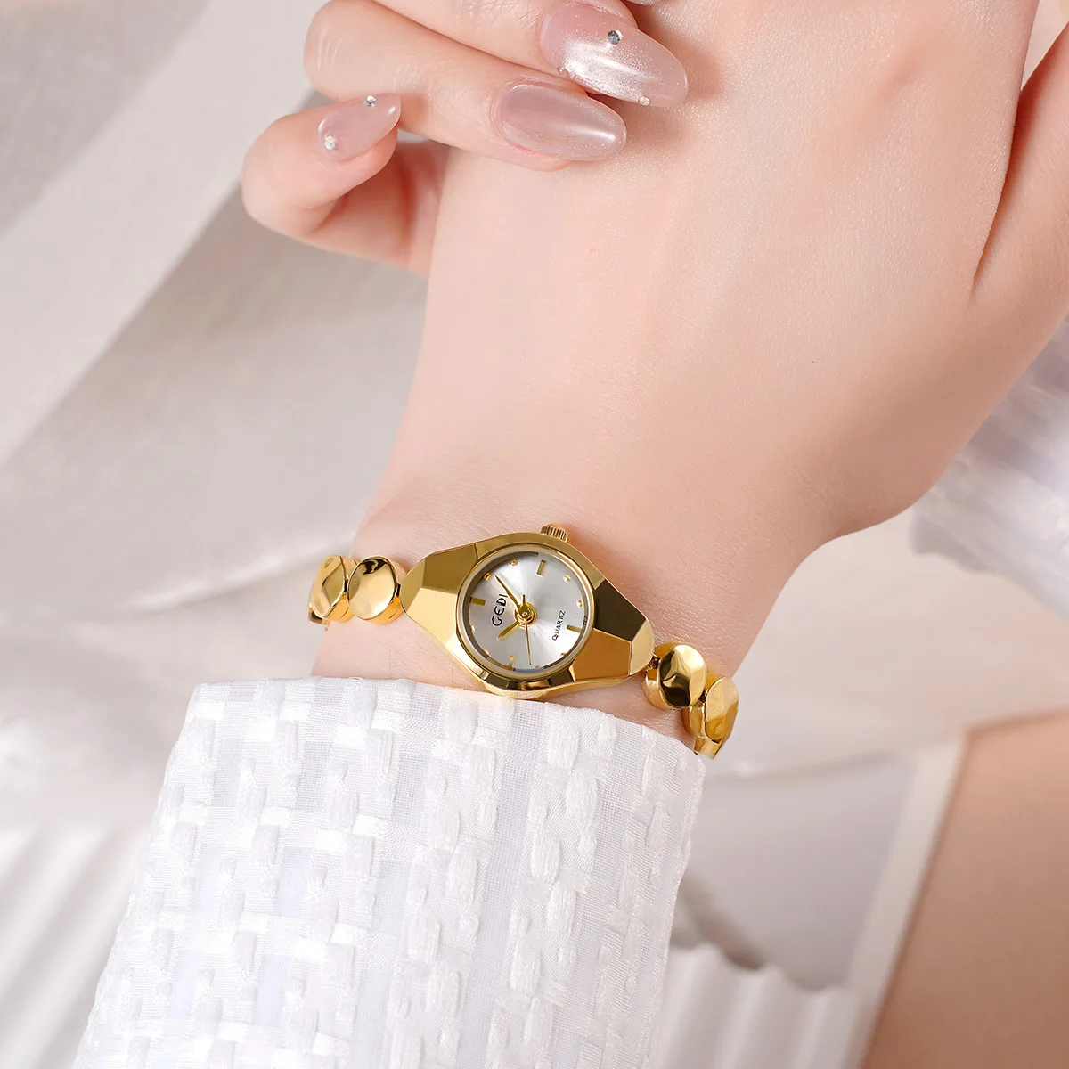 2025 Internet Celebrity Alloy Bracelet Watch Student Niche High-end Quartz W atch Small Exquisite Women's Watch