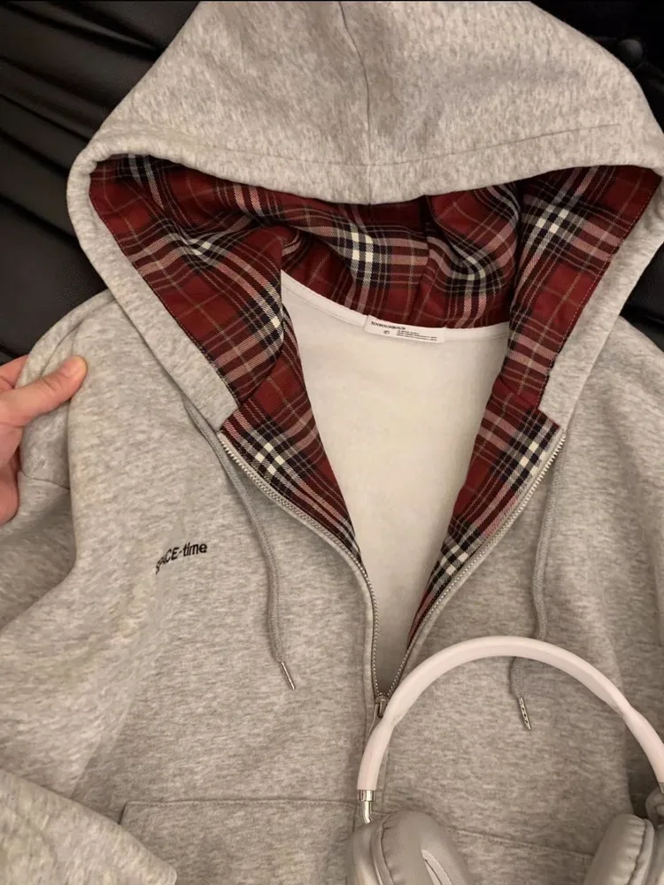 Amerykański sweter rozpinany z kapturem w kratę w stylu high street preppy, luźny krój, zapinany na zamek, idealny na wiosnę i jesień.