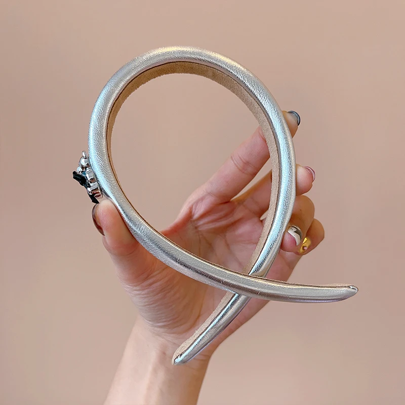 2026 Neues silberfarbenes PU-Leder-Haarband für Mädchen, Frauen, Kinder, Vintage-Bären-Herz-Schleifen-Dekor, Haarreif, koreanische Accessoires – Detail 7