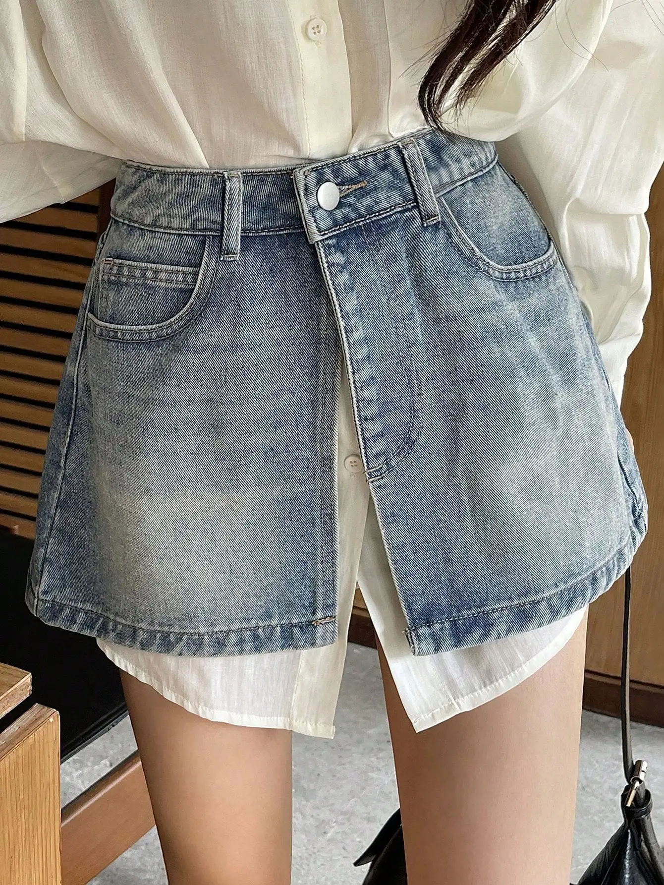 

Женская джинсовая юбка-карандаш с высокой талией, боковым разрезом и застежкой на пуговицы спереди