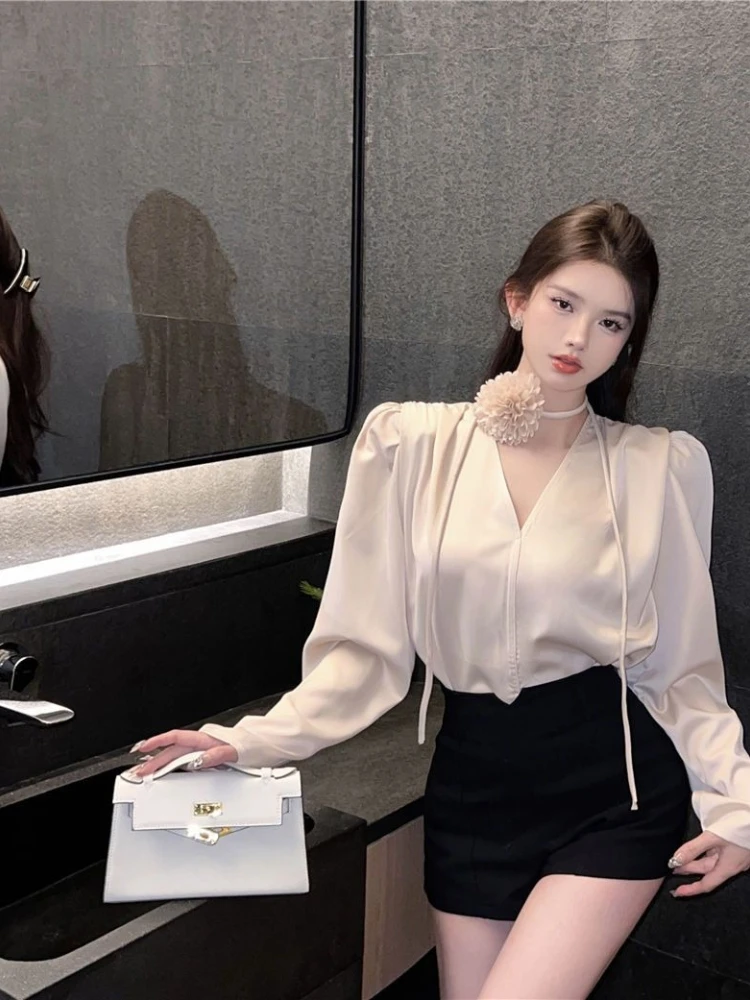 

2026 Ранняя осень женская рубашка с v-образным вырезом и завязкой на талии с длинным рукавом Элегантный минималистичный дизайн Нишевая модная универсальная блузка