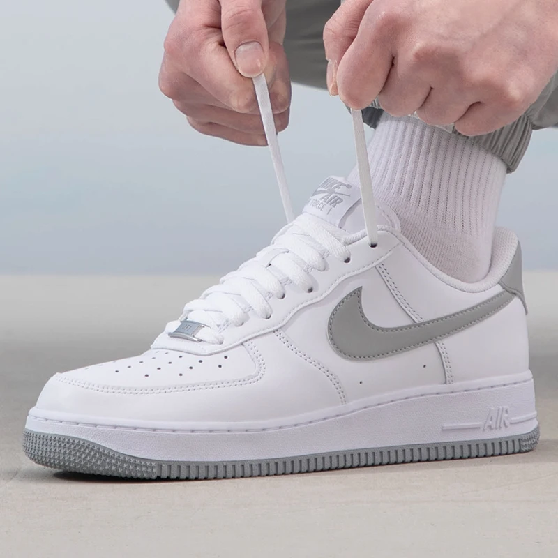 Nike AIR FORCE 1 '07 รองเท้าผู้ชาย 2024 ฤดูใบไม้ร่วงแนวโน้มแฟชั่นยอดนิยมสบายเบาะกีฬารองเท้าลําลอง FJ4146-100